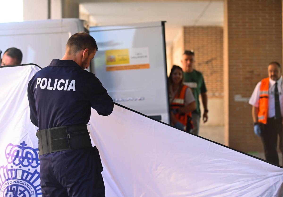 Agentes de la Policía Nacional ocultan el cadáver de Mónica Álvarez a la salida de su domicilio en la calle Sisón de Pajarillos.