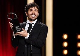 Pedro MartÍn Calero recibe su premio por 'El llanto'.