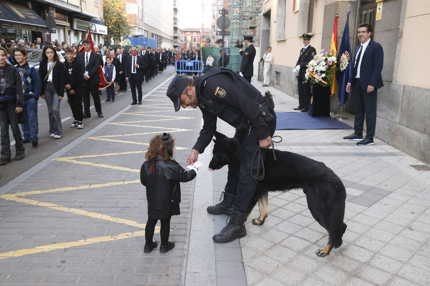 La Policía escoltando a la imagen de La Piedad, en Valladolid, foto a foto