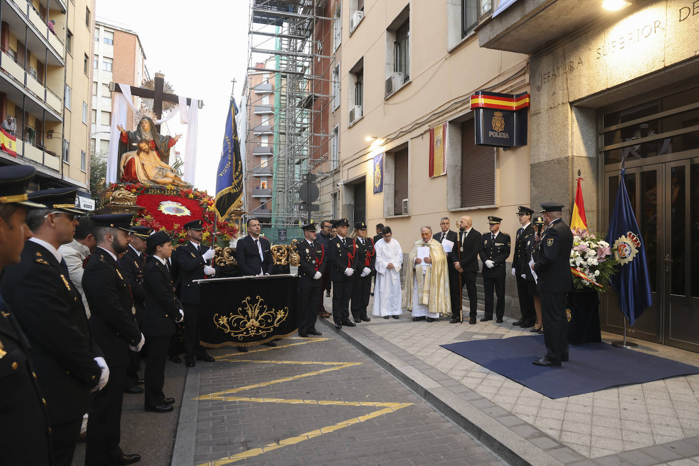 La Policía escoltando a la imagen de La Piedad, en Valladolid, foto a foto