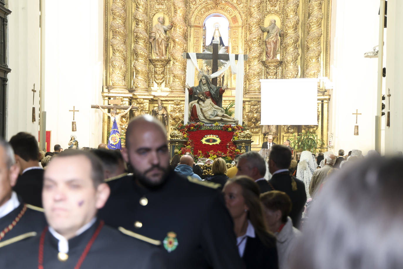 La Policía escoltando a la imagen de La Piedad, en Valladolid, foto a foto