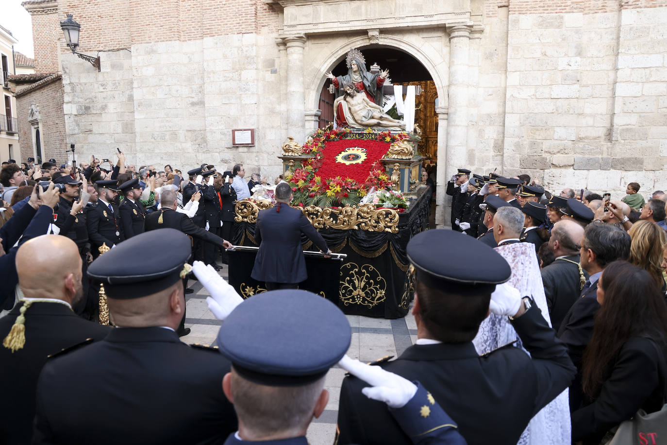 La Policía escoltando a la imagen de La Piedad, en Valladolid, foto a foto