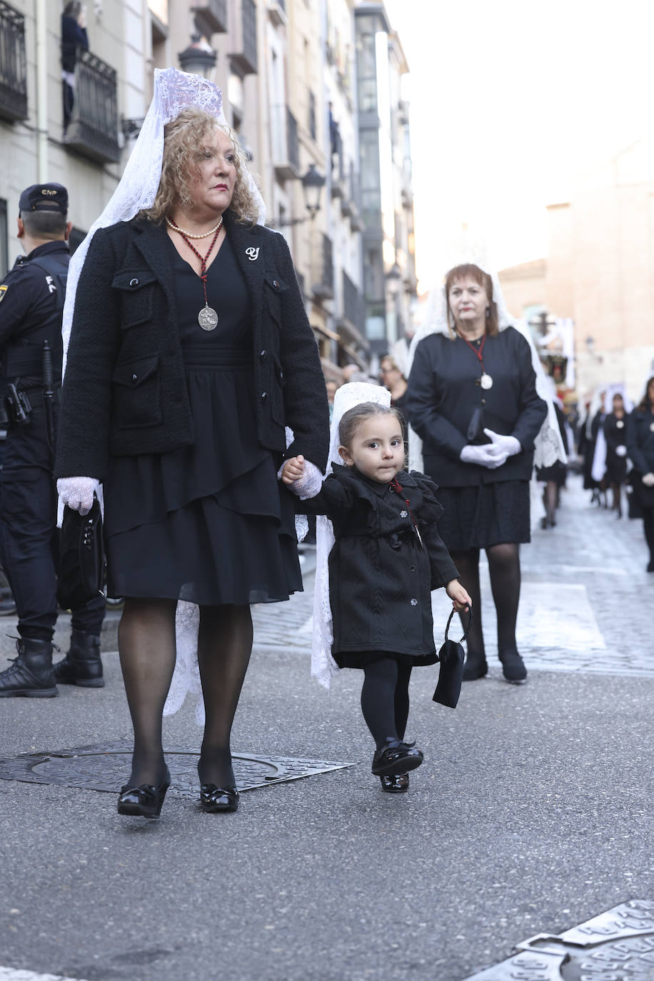 La Policía escoltando a la imagen de La Piedad, en Valladolid, foto a foto