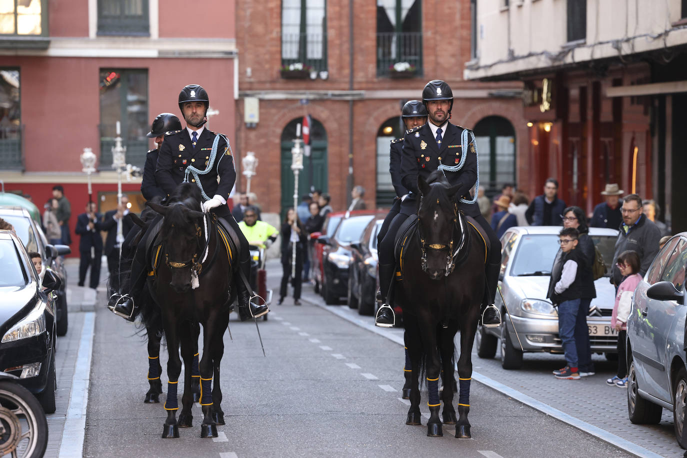 La Policía escoltando a la imagen de La Piedad, en Valladolid, foto a foto