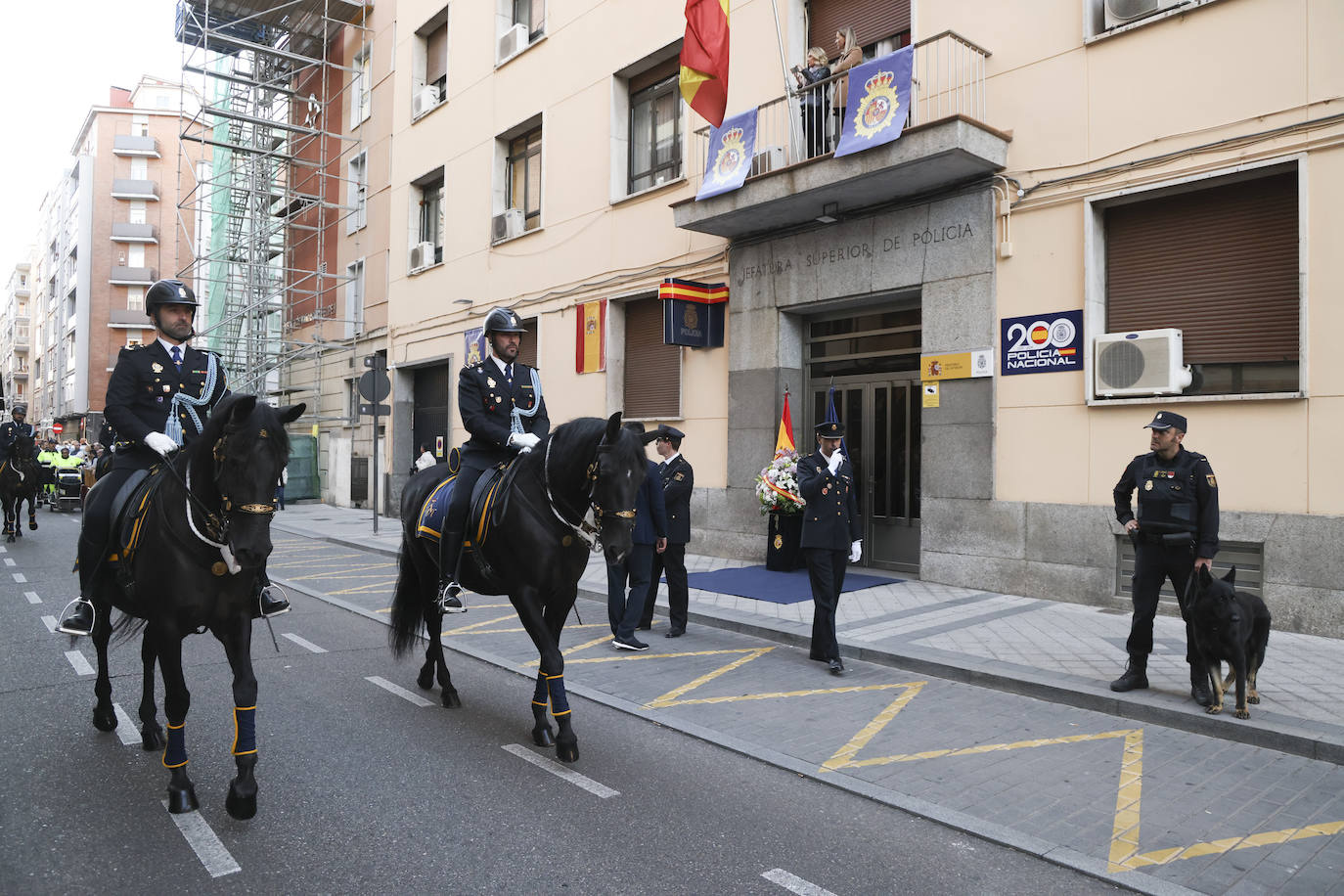 La Policía escoltando a la imagen de La Piedad, en Valladolid, foto a foto