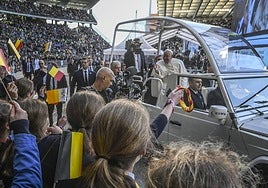El Papa, su llegada al estadio rey Balduino de Bruselas.