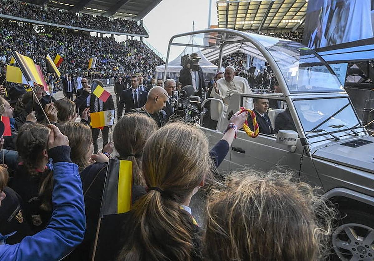 El Papa, su llegada al estadio rey Balduino de Bruselas.