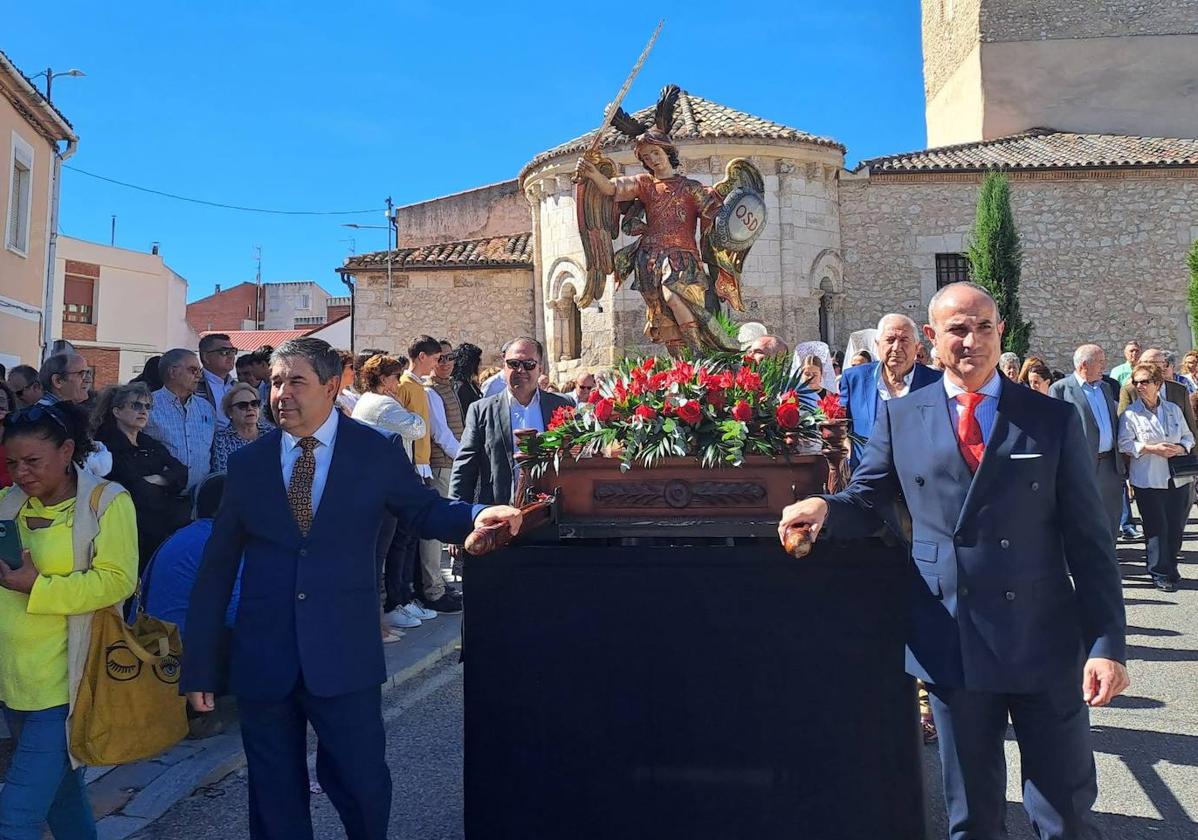 Íscar honra a San Miguel con misa, procesión y encierro