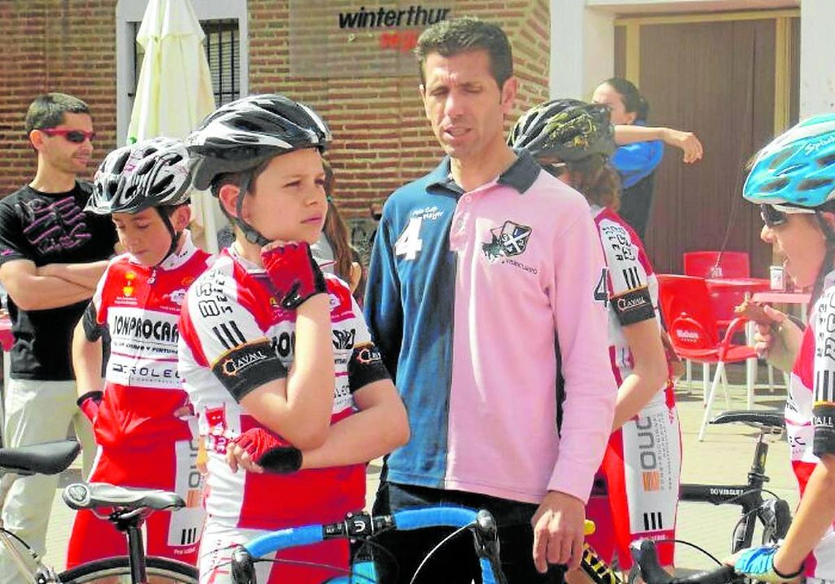 Romeo pensativo, antes de una carrera, junto a a su técnico, Juan Carlos Domínguez.