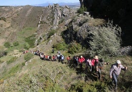 Un grupo de senderistas en la zona de Gama de Las Loras.