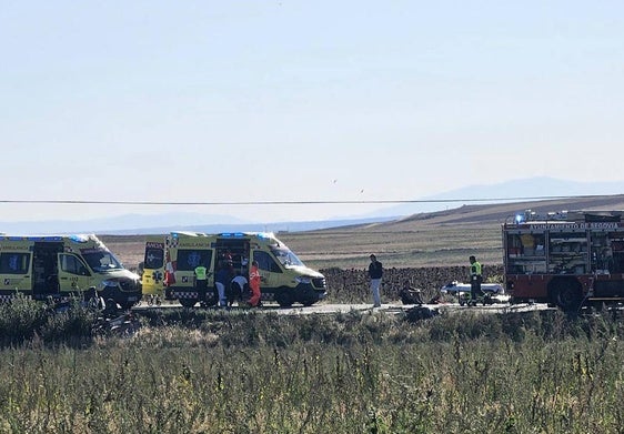 Ambulancias y bomberos en el lugar del accidente.