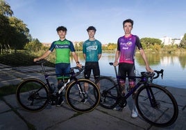 Dani Cavia, Nil Gimeno y Alejandro Franco posan delante de la Laguna, en Laguna de Duero.