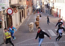 El encierro, a su paso por la calle de las Parras.