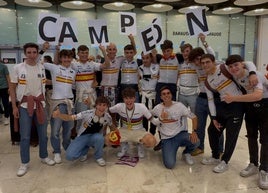 Romeo posa con sus amigos y compañeros en el aeropuerto.