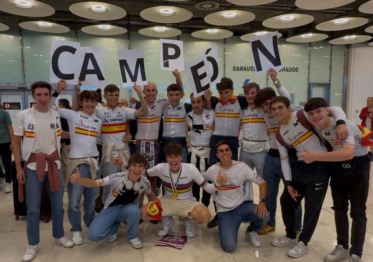 Romeo posa con sus amigos y compañeros en el aeropuerto.