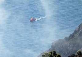 Un barco de Salvamento Marítimo buscan cadáveres en la costa de El Hierro.