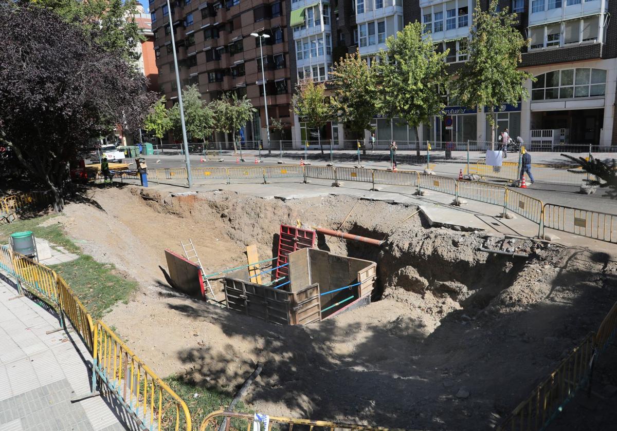 Trabajos de reparación del socavó en la avenida de Santiago Amón.