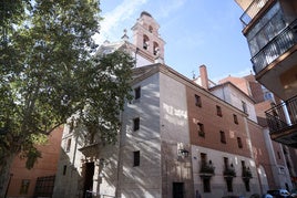 San Nicolás, en la esquina de la calle Puente Mayor y coronada por la espadaña.