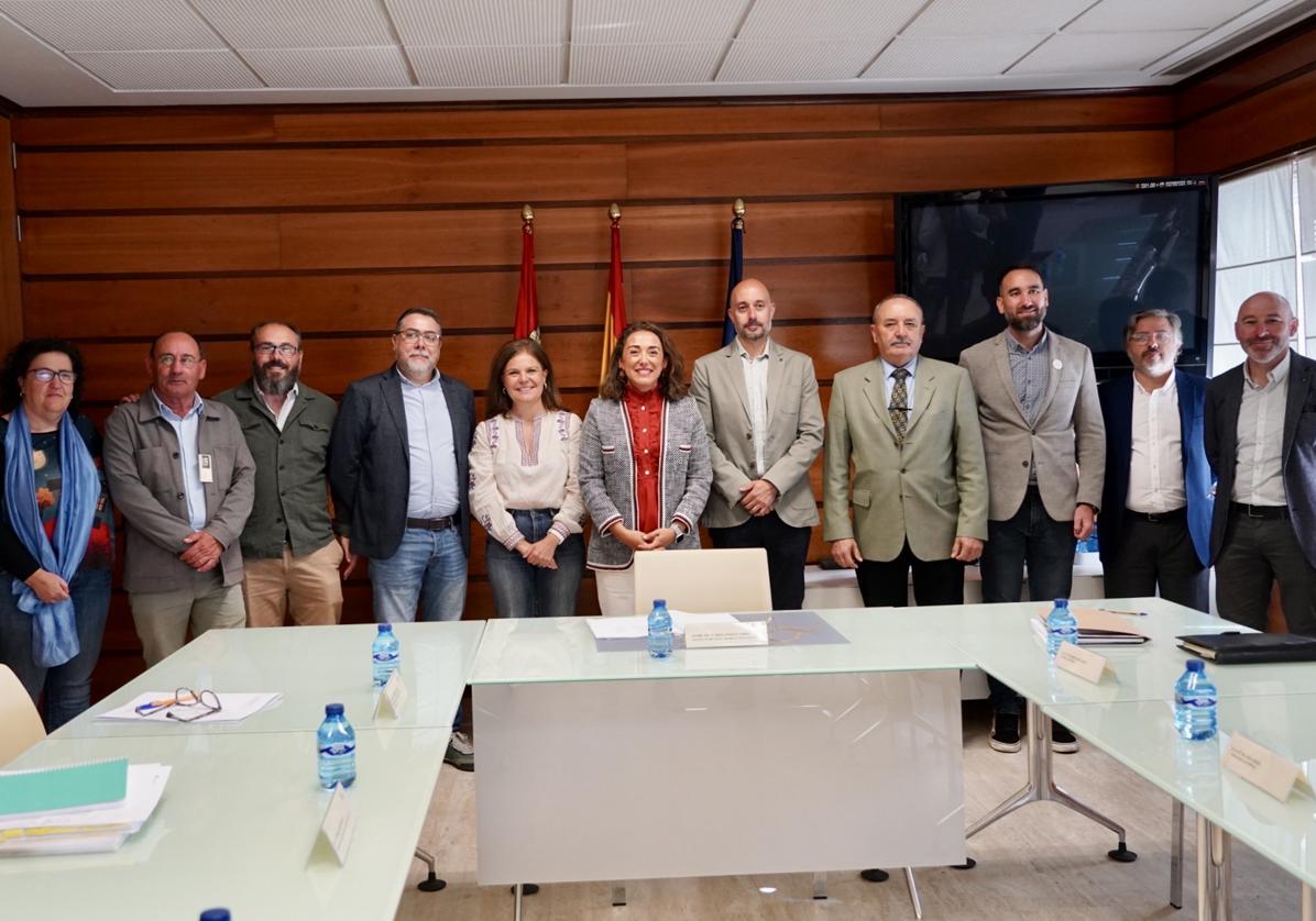 Las consejera de Agricultura y los representantes de las Redes de Desarrollo Rural de Castilla y León.