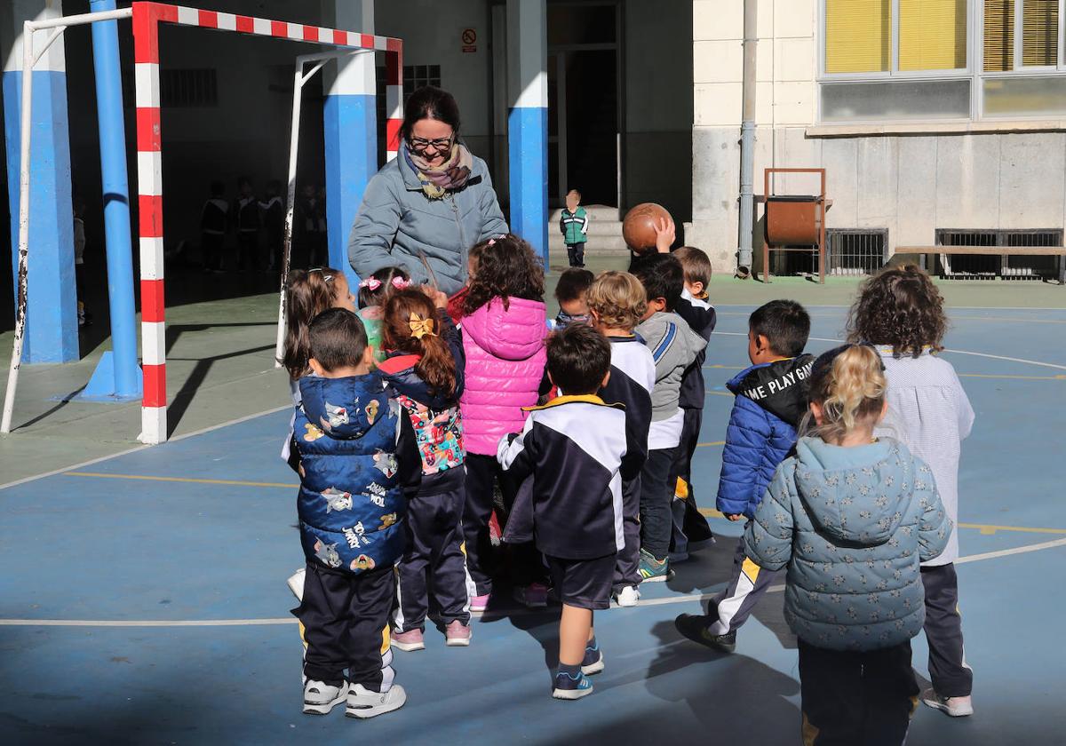 Alumnos de Infantil del colegio La Salle, este lunes durante el recreo.