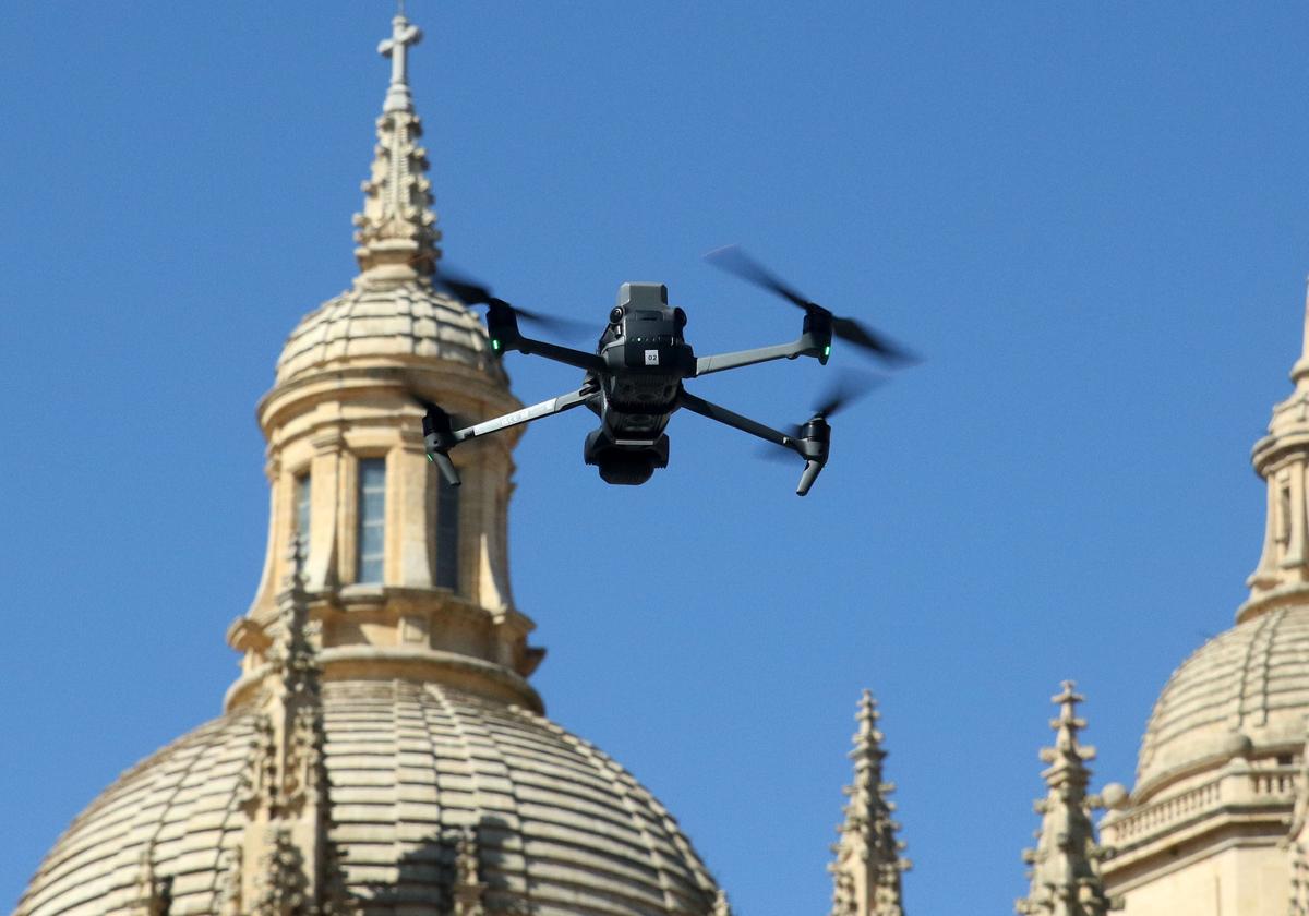 Un dron vuela en la Plaza Mayor de Segovia.