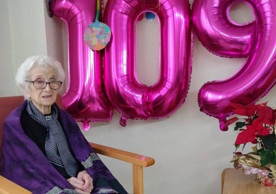 Ignacia Heras, en la residencia El Castillo durante la celebración de su 109 cumpleaños.