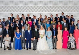 Foto oficial de la boda de Theodora de Grecia y Matthew Kumar con la Familia Real Griega, la Reina Sofía, la Infanta Elena, la Infanta Cristina, Juan Urdangarin, Miguel Urdangarin, Irene Urdangarin, la Princesa Benedicta de Dinamarca y los zu Sayn-Wittgenstein-Berleburg, Tatiana Radziwill y Jean Henri Fruchaud y otros familiares en la boda de Theodora de Grecia y Matthew Kumar.