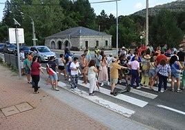 Un grupo de personas caminan por un paso de peatones en una jornada de reivindicaciones.