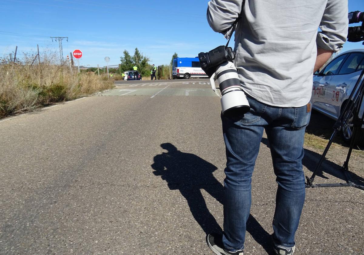 El fotógrafo, con el accidente al fondo.