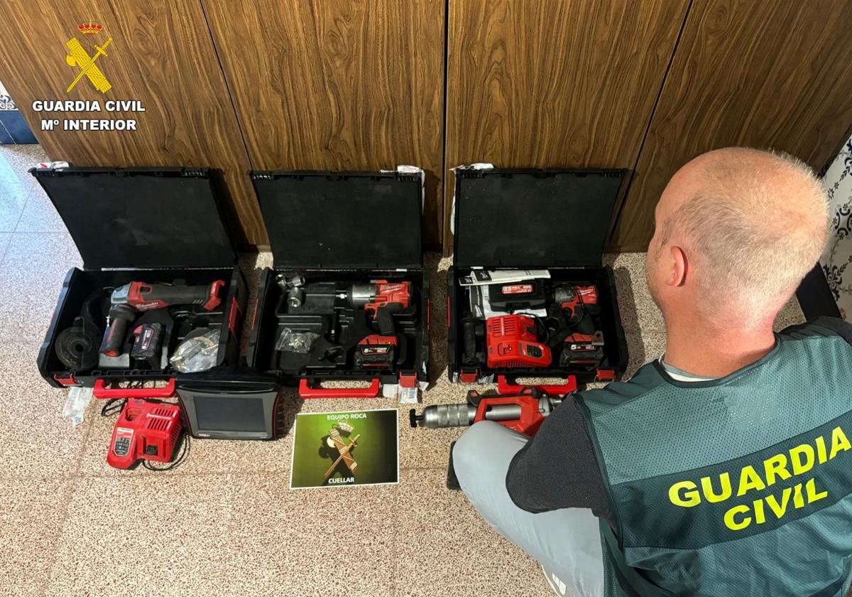 Un agente de la Guardia Civil custodia algunas de las herramientas sustraídas.