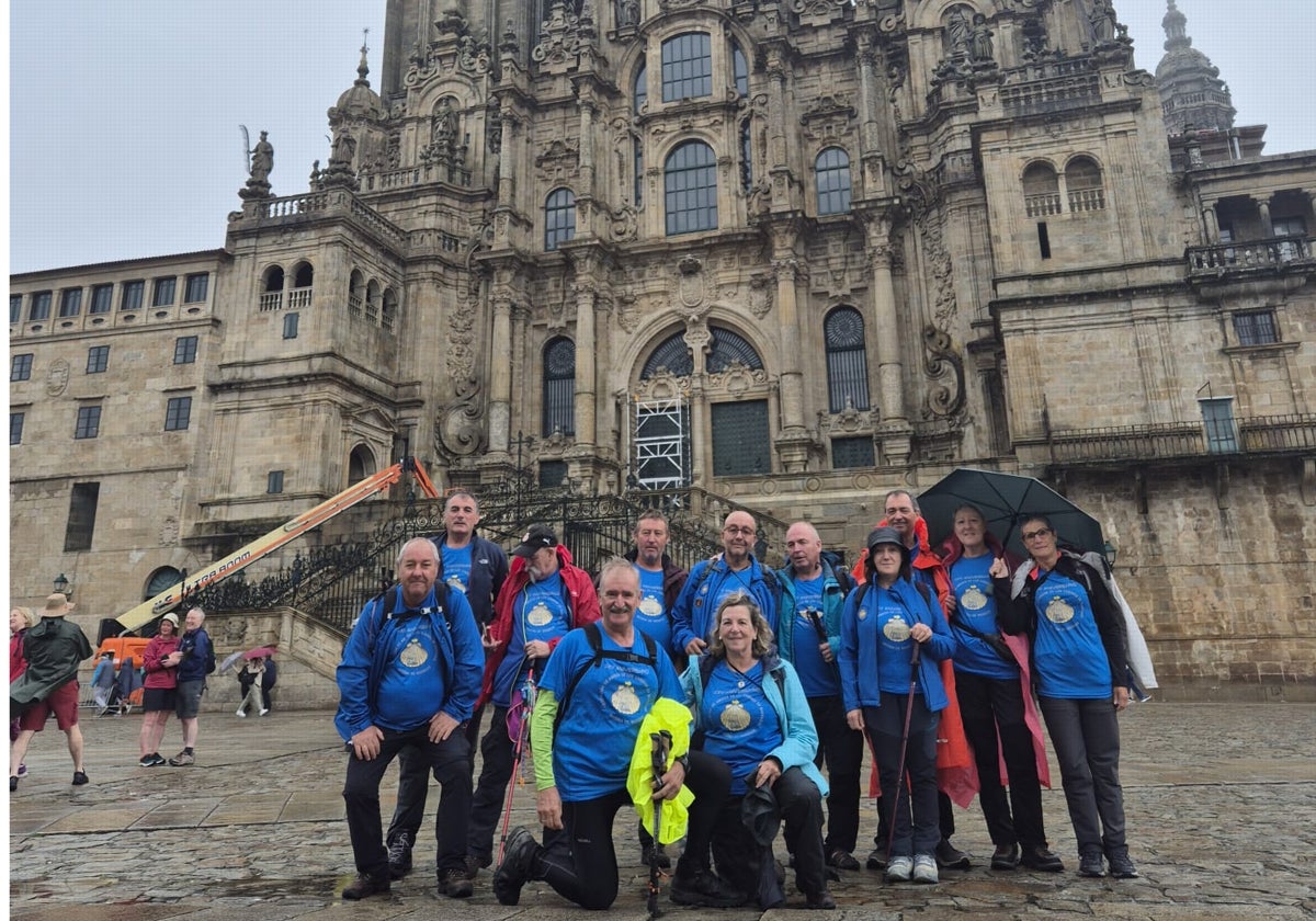 El grupo de peregrinos de Rioseco frente a la Catedral de Santiago de Compostela