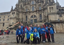 El grupo de peregrinos de Rioseco frente a la Catedral de Santiago de Compostela