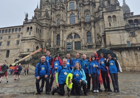 El grupo de peregrinos de Rioseco frente a la Catedral de Santiago de Compostela