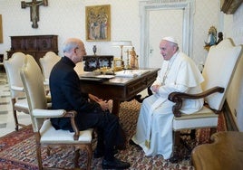 El Papa, en una audiencia con Fernando Ocáriz en el Vaticano.