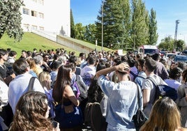 Aspirantes a personal fijo de RTVE en la categoría de informador concentrados el domingo en el exterior de la Facultad de Ciencias Económicas de la Universidad Complutense de Madrid.