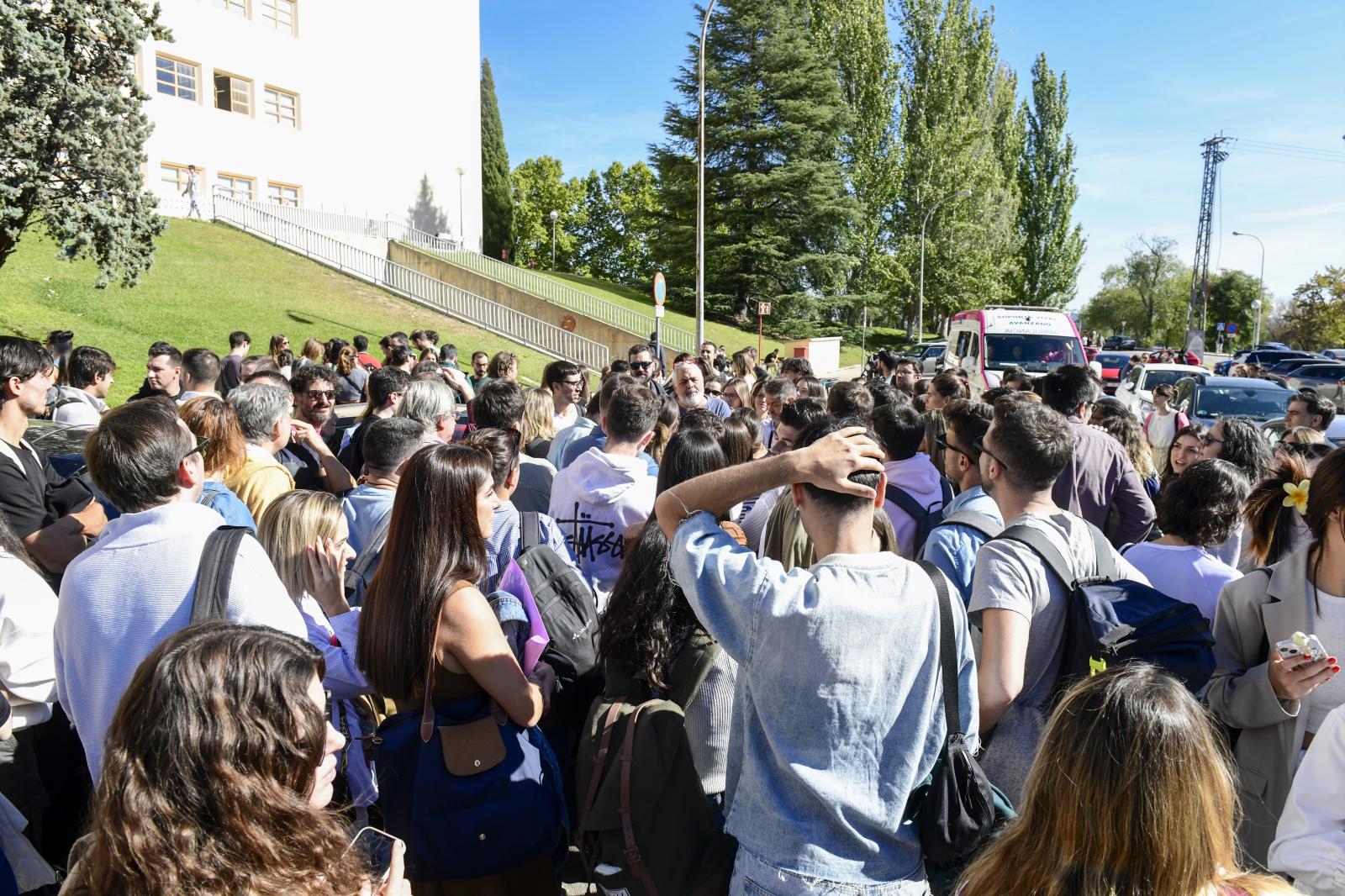 Aspirantes a personal fijo de RTVE en la categoría de informador concentrados el domingo en el exterior de la Facultad de Ciencias Económicas de la Universidad Complutense de Madrid.