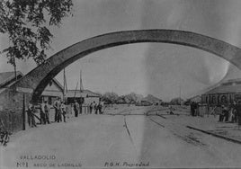 El Arco de Ladrillo flanqueado por obreros del ferrocarril a principios del siglo XX.