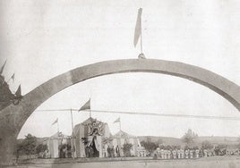 Famosa fotografía de Clifford del Arco de Ladrillo en la visita de Isabel II, el 23 de julio de 1858.