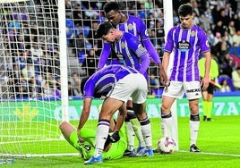 Cömert, Juma, Luis Pérez y David Torres se interesan por el estado físico de Hein tras golpearse con el palo, en una acción del último partido.