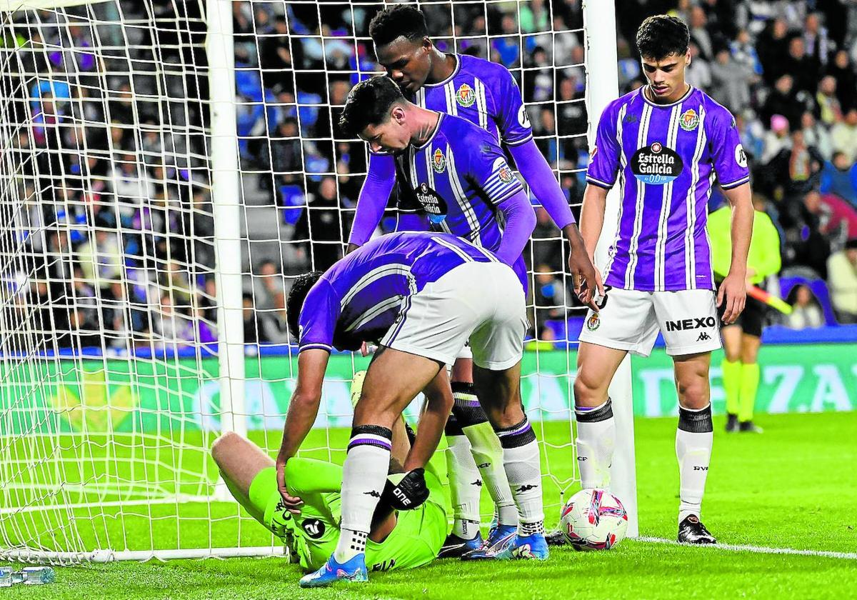 Cömert, Juma, Luis Pérez y David Torres se interesan por el estado físico de Hein tras golpearse con el palo, en una acción del último partido.