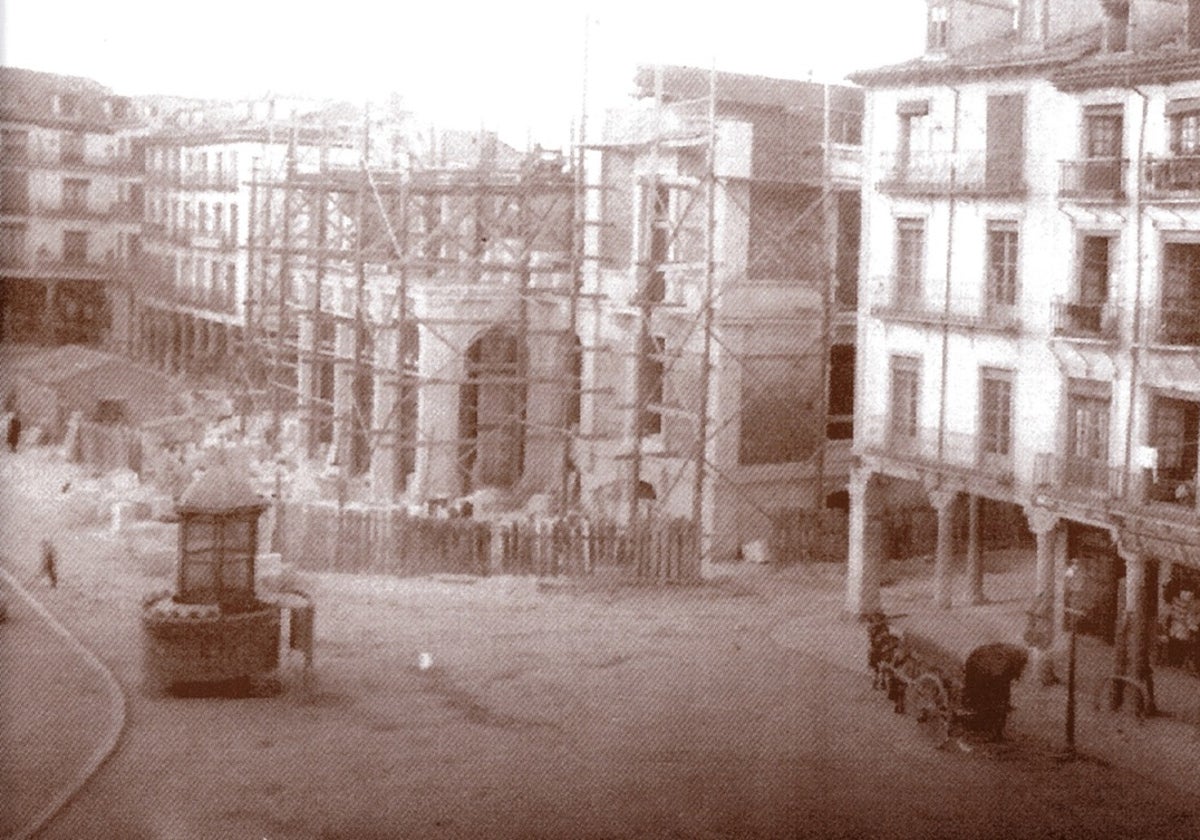 Obras de construcción del edificio consistorial actual.