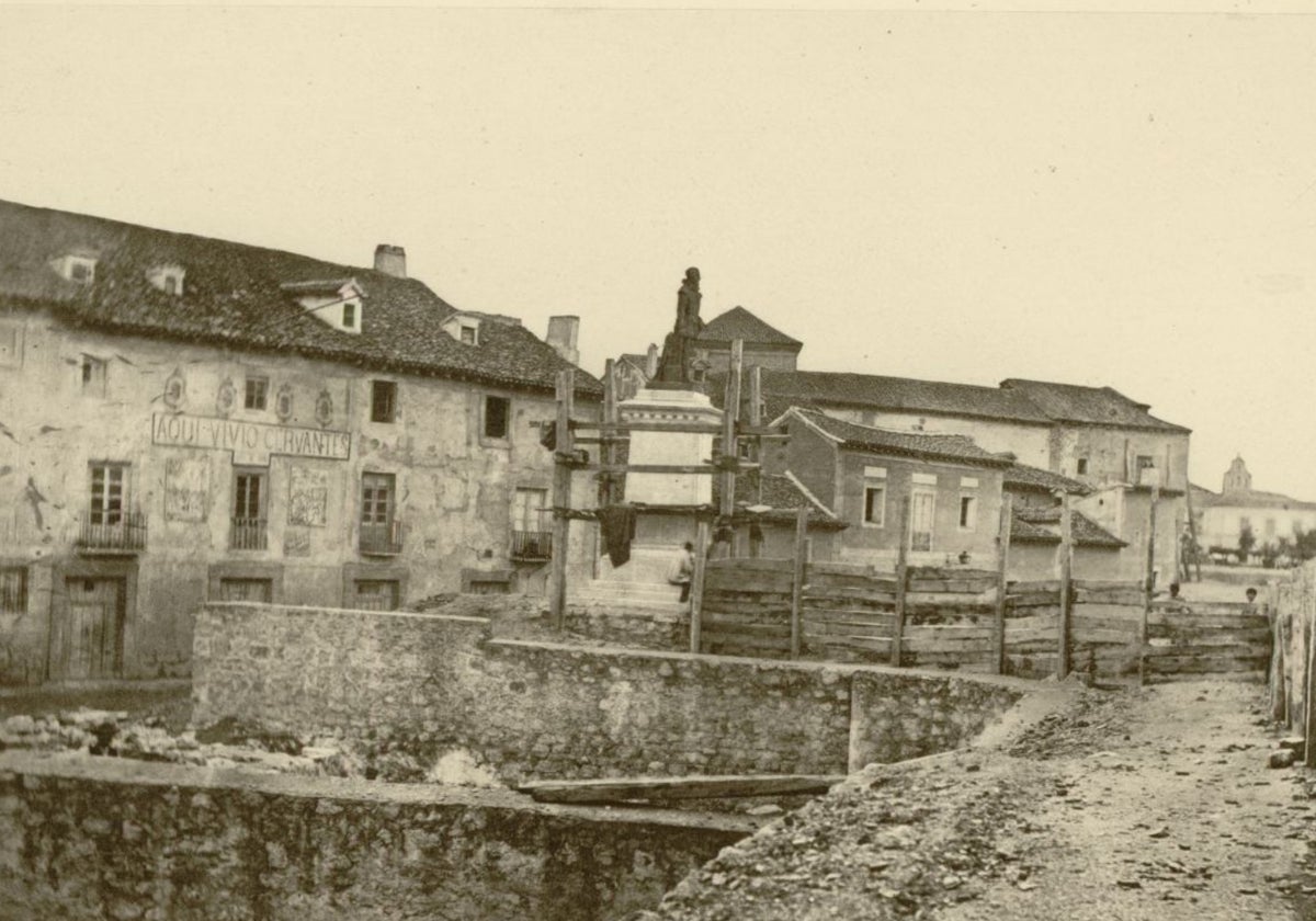 La estatua de Cervantes en 1880, frente a la casa del escritor.