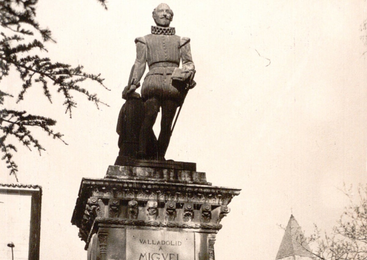 Imagen secundaria 1 - Arriba, cabecera de El Avisador, periódico fundado por Pérez Mínguez. Abajo, la estatua de Cervantes en el siglo XX y el protagonista de este reportaje.