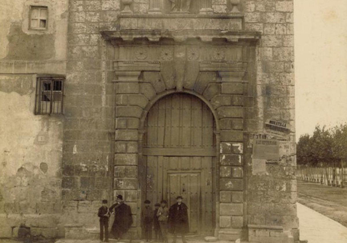 Puerta de entrada del Hospital General de la Resurrección, derribado en 1890.