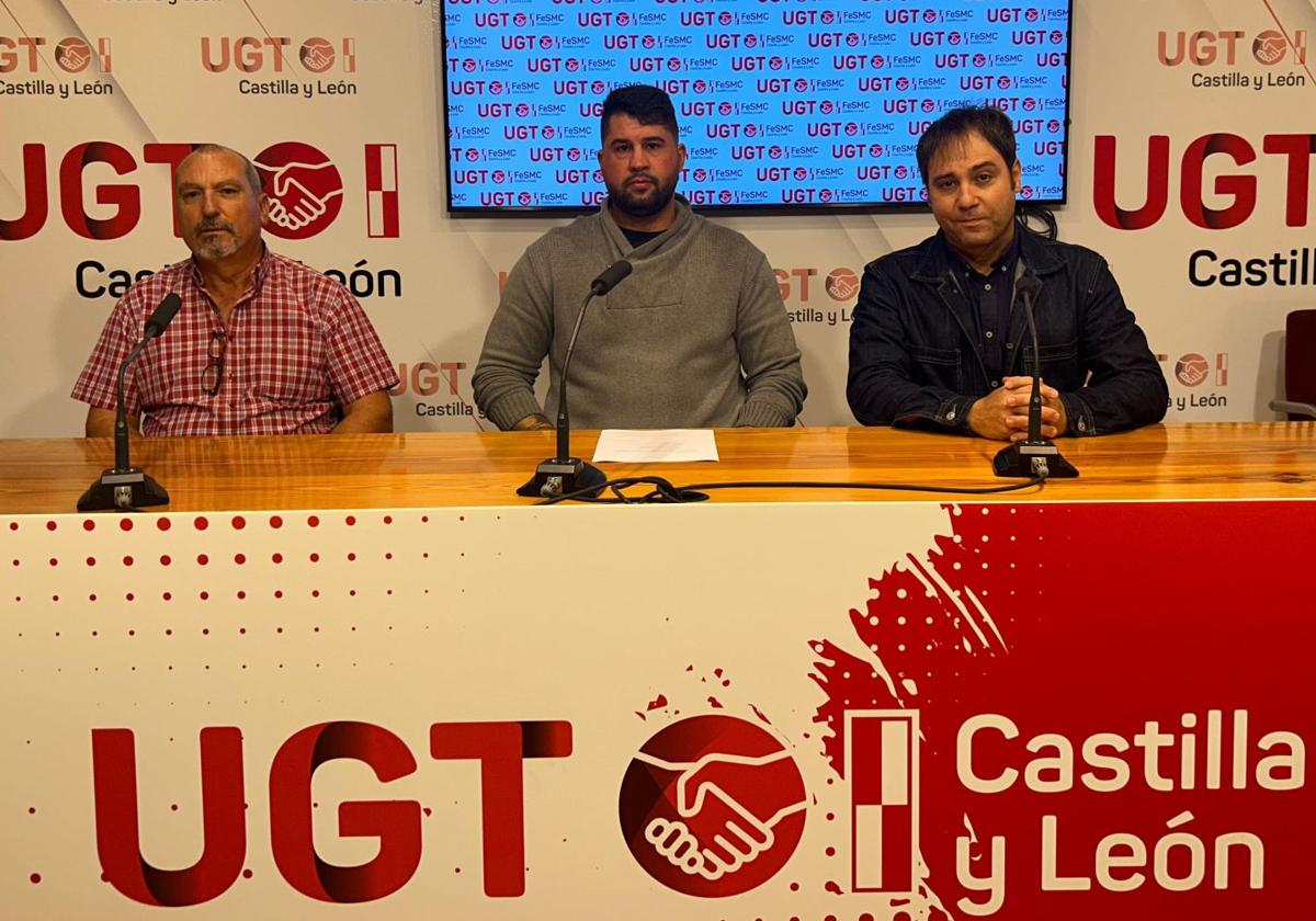 Miguel Serrano, presidente del Comité de Empresa de Linecar (centro), flanqueado por el secretario, Rodrigo Luis, y Raúl Luis, miembro de la Comisión Ejecutiva de la Fesmc de Valladolid de UGT.