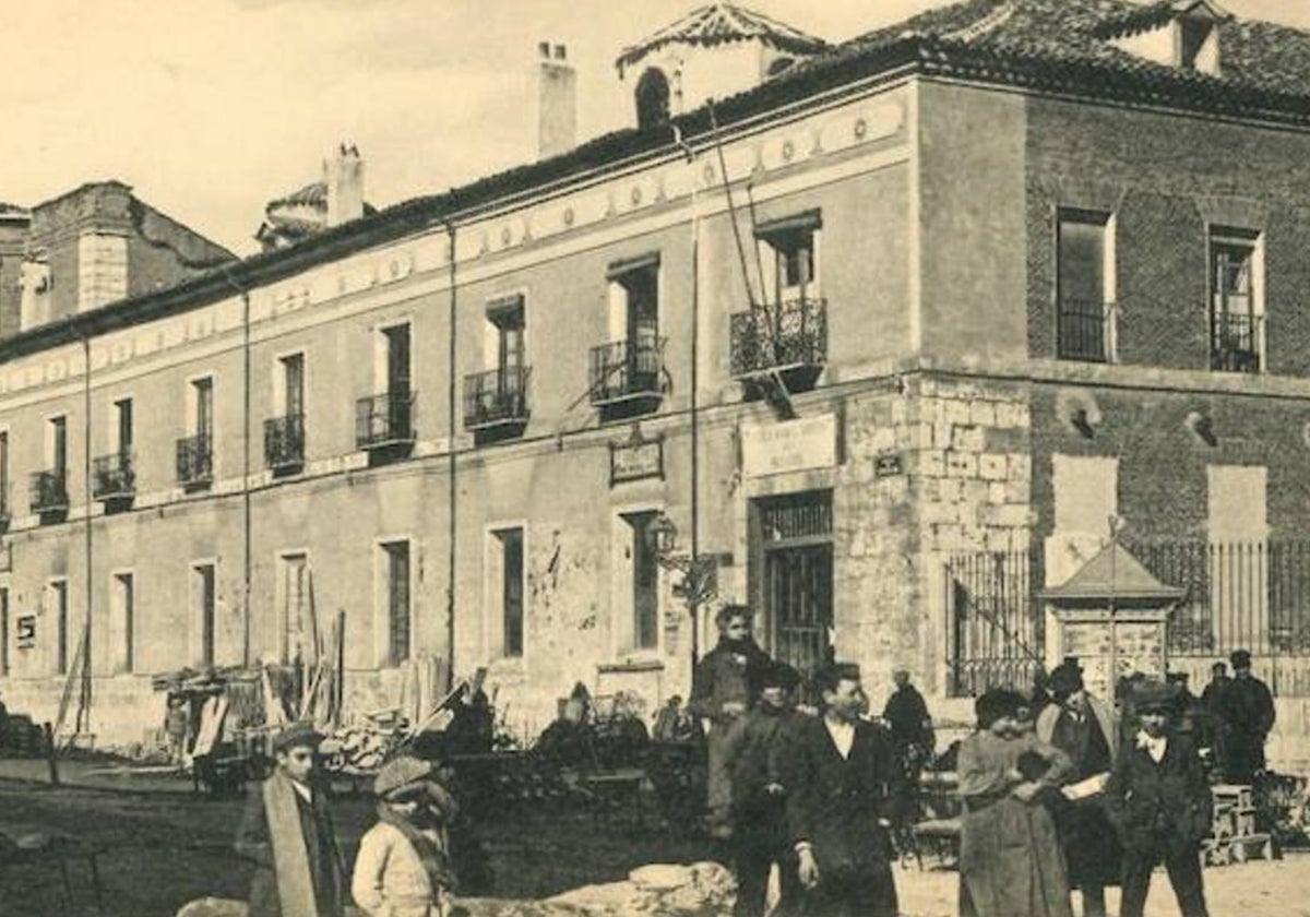 El convento de los Mostenses, luego Escuela Normal, dirigida por Lacort entre 1855 y 1891.