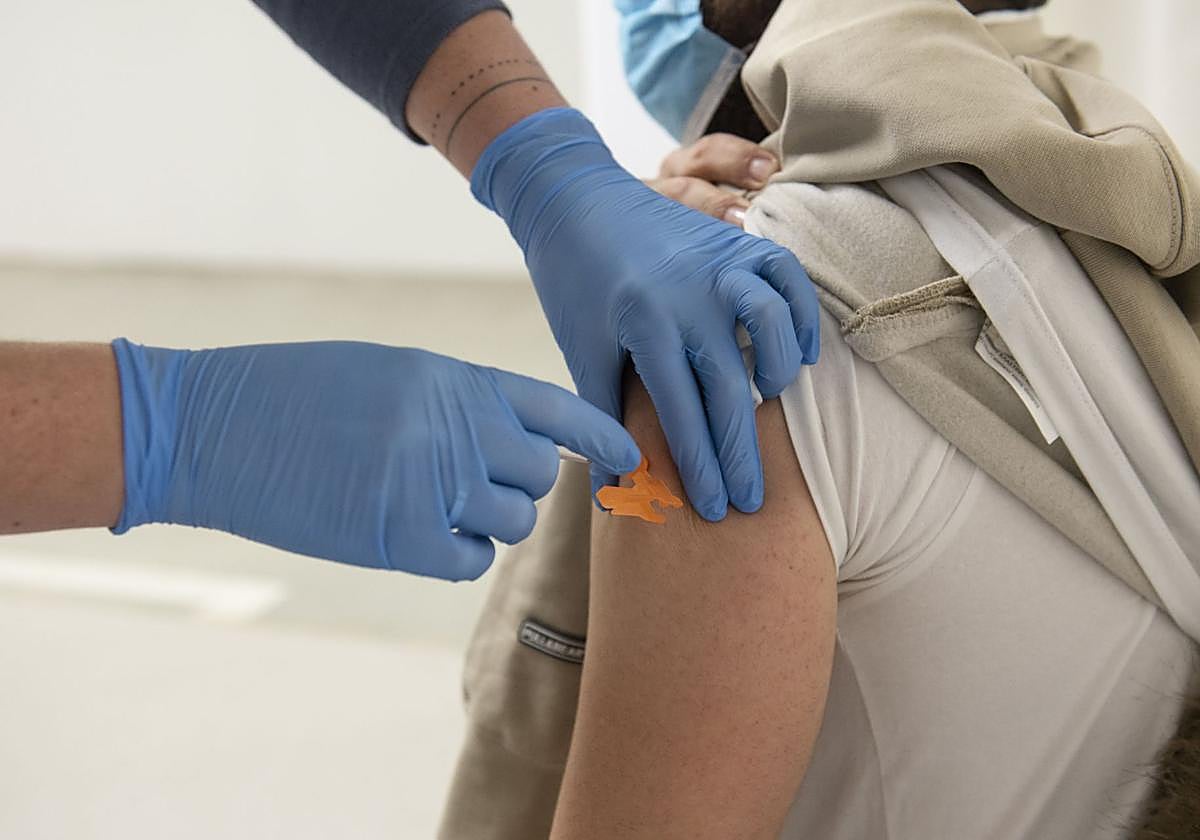 Una persona recibe la inyección de la vacuna contra la gripe en una pasada campaña.