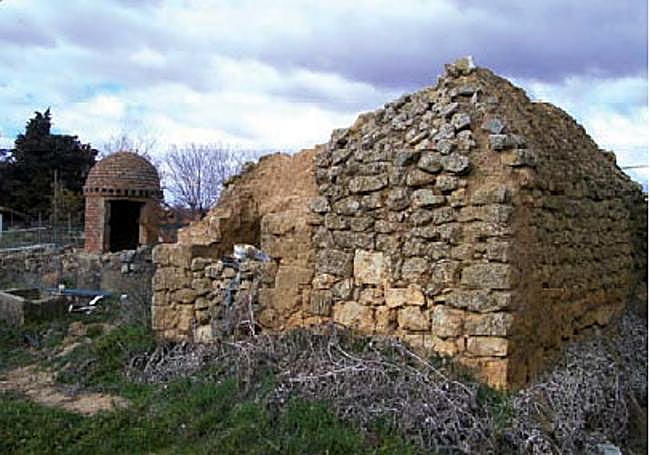 Chozo de Villabrágima junto al pozo.