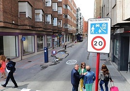Zona semipeatonalizada de acceso al área de Bajas Emisiones de la calle Eduardo Dato.