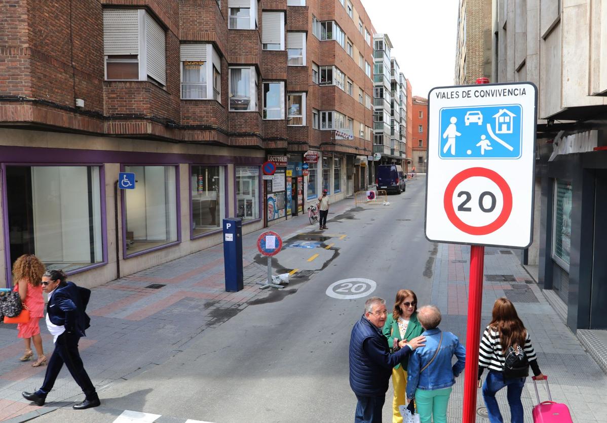 Zona semipeatonalizada de acceso al área de Bajas Emisiones de la calle Eduardo Dato.